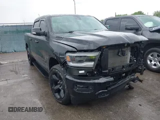 2019 Ram 1500 Big Horn z VIN 1C6SRFFT0KN731169, wystawiony jako IAAI lot #42437249 z przebiegiem 51 960 mil mil oraz . Historia ofert i sprzedaży dostępna na DreamBid. Obrazek 1.