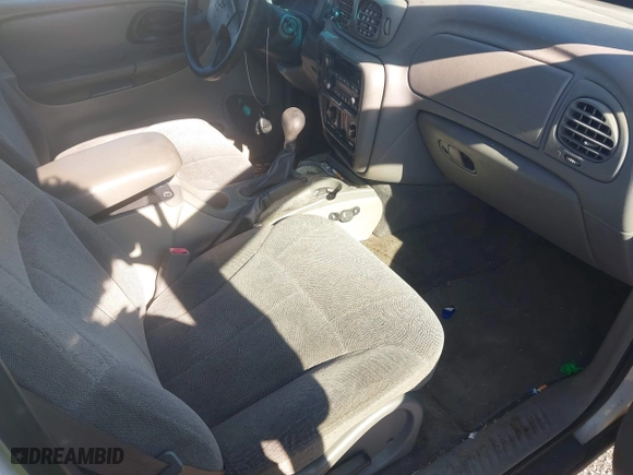 2004 Chevrolet TrailBlazer LS with VIN 1GNDT13S742174726, listed as a IAAI auction lot 41819148 with 266,159 mi miles. Bid and sale history available at carsss.com. Image 5.