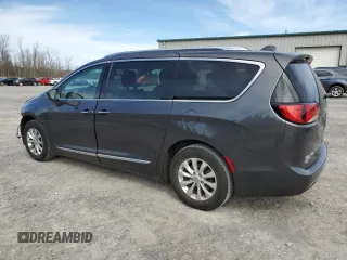 2018 Chrysler Pacifica Touring L z VIN 2C4RC1BG9JR143020, wystawiony jako Copart lot #49323205 z przebiegiem 126 389 mil mil oraz Szkody całkowita. Historia ofert i sprzedaży dostępna na DreamBid. Obrazek 2.