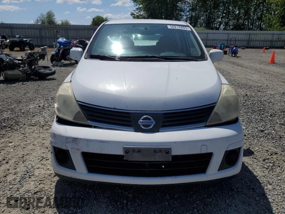 2007 Nissan Versa SL z VIN 3N1BC13E07L387968, wystawiony jako Copart lot #56212805 z przebiegiem 223 651 mil mil oraz Szkoda całkowita • Salvage title. Historia ofert i sprzedaży dostępna na DreamBid. Obrazek 5.