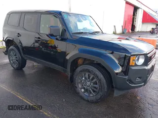 2024 Toyota Land Cruiser z VIN JTEABFAJ7RK015987, wystawiony jako IAAI lot #41168318 z przebiegiem 1662 mil mil oraz . Historia ofert i sprzedaży dostępna na DreamBid. Obrazek 1.