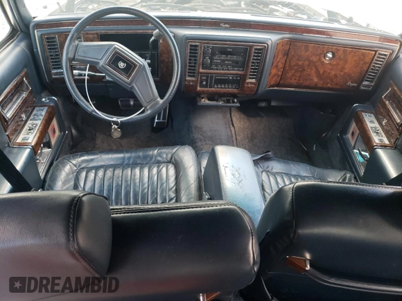 1991 Cadillac Brougham z VIN 1G6DW54E6MR710852, wystawiony jako Copart lot #76027004 z przebiegiem Nie podano mil oraz Szkody całkowita. Historia ofert i sprzedaży dostępna na DreamBid. Obrazek 8.