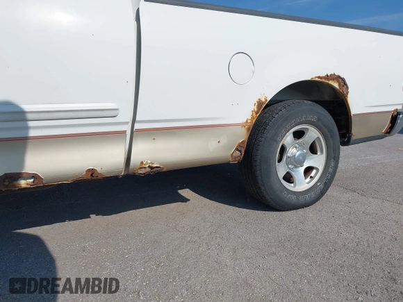 2000 Ford F-150 XL z VIN 1FTRX17W0YNB25467, wystawiony jako IAAI lot #42474329 z przebiegiem Nie podano mil oraz . Historia ofert i sprzedaży dostępna na DreamBid. Obrazek 6.