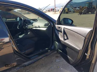 2013 Mazda 3 i Touring z VIN JM1BL1V7XD1821599, wystawiony jako IAAI lot #42050760 z przebiegiem 129 006 mil mil oraz . Historia ofert i sprzedaży dostępna na DreamBid. Obrazek 5.