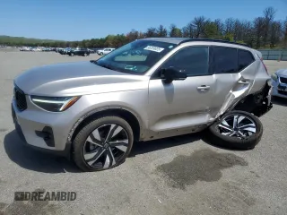 2024 Volvo XC40 Plus Dark Theme с VIN YV4L12ULXR2226152, выставлен на аукционе Copart как лот 56209025 с пробегом 14 723 миль миль и Списание • Salvage title. История ставок и продаж доступна на DreamBid. Изображение 1.