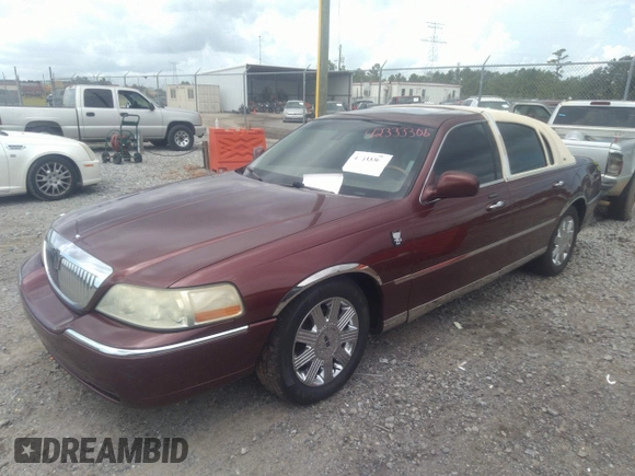 2003 Lincoln Town Car Cartier z VIN 1LNHM83W33Y631168, wystawiony jako IAAI lot #42333306 z przebiegiem 248 272 mil mil oraz . Historia ofert i sprzedaży dostępna na DreamBid. Obrazek 2.