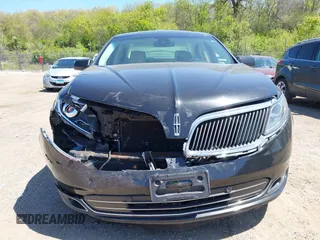 2013 Lincoln MKS z VIN 1LNHL9EK3DG617815, wystawiony jako IAAI lot #42239784 z przebiegiem 122 589 mil mil oraz . Historia ofert i sprzedaży dostępna na DreamBid. Obrazek 12.