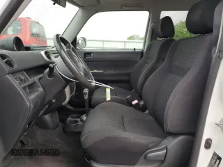 2005 Scion xB z VIN JTLKT324154025074, wystawiony jako Copart lot #56737945 z przebiegiem 222 857 mil mil oraz Szkody całkowita. Historia ofert i sprzedaży dostępna na DreamBid. Obrazek 7.