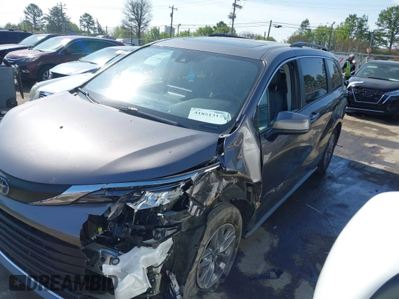 2024 Toyota Sienna XLE z VIN 5TDYRKEC1RS190859, wystawiony jako IAAI lot #41851312 z przebiegiem 43 858 mil mil oraz . Historia ofert i sprzedaży dostępna na DreamBid. Obrazek 2.