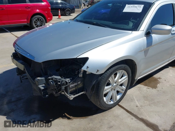 2012 Chrysler 200 Touring z VIN 1C3CCBBB1CN206356, wystawiony jako IAAI lot #41599679 z przebiegiem 286 239 mil mil oraz . Historia ofert i sprzedaży dostępna na DreamBid. Obrazek 6.