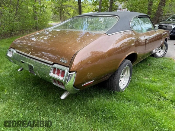 1972 Oldsmobile Cutlass z VIN 3F87H2G149401, wystawiony jako Copart lot #58824075 z przebiegiem 19 878 mil mil oraz Tytuł czysty. Historia ofert i sprzedaży dostępna na DreamBid. Obrazek 4.