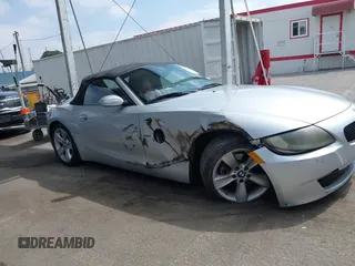 2007 BMW Z4 3.0i z VIN 4USBU33527LW70285, wystawiony jako IAAI lot #42201075 z przebiegiem 116 829 mil mil oraz . Historia ofert i sprzedaży dostępna na DreamBid. Obrazek 13.