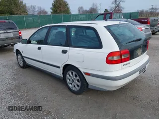 2000 Volvo V40 z VIN YV1VW2551YF540271, wystawiony jako IAAI lot #41660897 z przebiegiem 168 864 mil mil oraz . Historia ofert i sprzedaży dostępna na DreamBid. Obrazek 3.