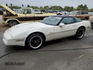 1988 Chevrolet Corvette z VIN 1G1YY2184J5117184, wystawiony jako Copart lot #83108814 z przebiegiem 141 272 mil mil oraz Czysty tytuł • Clean title. Historia ofert i sprzedaży dostępna na DreamBid. Obrazek 1.