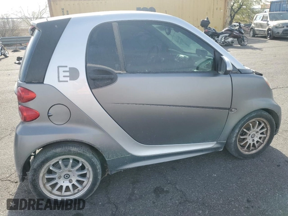 2013 Smart fortwo Passion z VIN WMEEJ9AAXDK673212, wystawiony jako Copart lot #83063024 z przebiegiem 13 000 mil mil oraz Szkody całkowita. Historia ofert i sprzedaży dostępna na DreamBid. Obrazek 3.