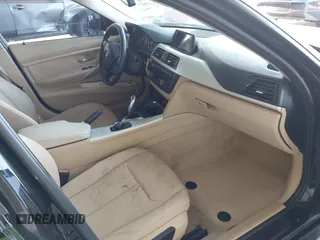 2013 BMW 3 Series 320i xDrive z VIN WBA3C3C56DF982906, wystawiony jako IAAI lot #42395925 z przebiegiem 117 880 mil mil oraz . Historia ofert i sprzedaży dostępna na DreamBid. Obrazek 5.