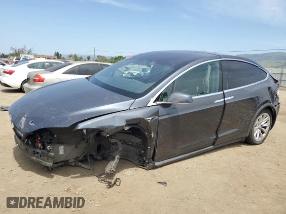 2017 Tesla Model X 90D z VIN 5YJXCDE21HF056145, wystawiony jako Copart lot #55128995 z przebiegiem 86 314 mil mil oraz Szkody całkowita. Historia ofert i sprzedaży dostępna na DreamBid. Obrazek 1.