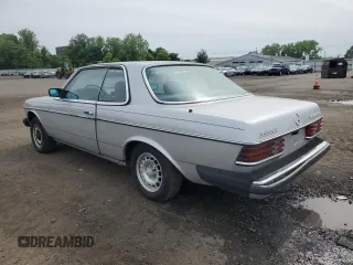 1982 Mercedes-Benz 300 z VIN WDBAB53A2CB000735, wystawiony jako Copart lot #55558185 z przebiegiem 176 245 mil mil oraz Czysty tytuł • Clean title. Historia ofert i sprzedaży dostępna na DreamBid. Obrazek 2.