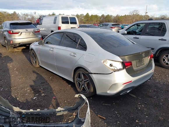 2021 Mercedes-Benz A 220 z VIN W1K3G4FBXMJ273221, wystawiony jako IAAI lot #41829672 z przebiegiem 39 164 mil mil oraz . Historia ofert i sprzedaży dostępna na DreamBid. Obrazek 3.