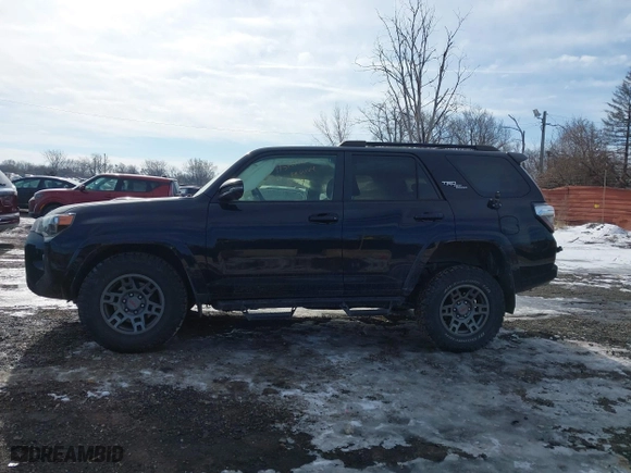 2019 Toyota 4Runner SR5 with VIN JTEBU5JR8K5735284, listed as a IAAI auction lot 41441632 with 32,402 mi miles. Bid and sale history available at carsss.com. Image 14.