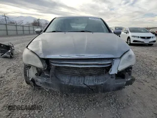 2014 Chrysler 200 LX z VIN 1C3CCBABXEN125294, wystawiony jako Copart lot #42043745 z przebiegiem 159 032 mil mil oraz Szkoda całkowita • Salvage title. Historia ofert i sprzedaży dostępna na DreamBid. Obrazek 5.