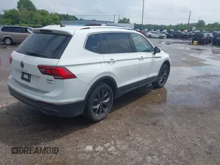 2022 Volkswagen Tiguan SE z VIN 3VV2B7AX0NM079702, wystawiony jako IAAI lot #42600950 z przebiegiem 91 826 mil mil oraz . Historia ofert i sprzedaży dostępna na DreamBid. Obrazek 4.