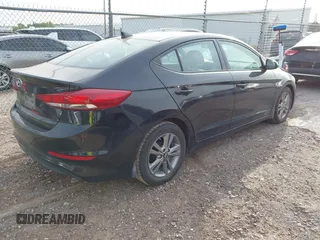 2017 Hyundai Elantra SE z VIN 5NPD84LFXHH191863, wystawiony jako IAAI lot #42272222 z przebiegiem 88 796 mil mil oraz . Historia ofert i sprzedaży dostępna na DreamBid. Obrazek 4.