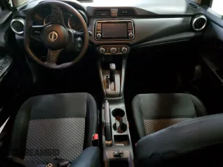 2024 Nissan Versa S z VIN 3N1CN8DVXRL896023, wystawiony jako Copart lot #58639315 z przebiegiem 27 985 mil mil oraz Czysty tytuł • Clean title. Historia ofert i sprzedaży dostępna na DreamBid. Obrazek 8.