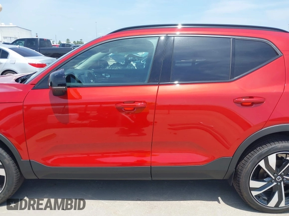 2025 Volvo XC40 Ultimate Dark Theme z VIN YV4L12UM3S2529546, wystawiony jako IAAI lot #42270947 z przebiegiem 787 mil mil oraz . Historia ofert i sprzedaży dostępna na DreamBid. Obrazek 15.
