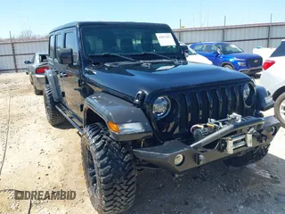 2020 Jeep Wrangler Unlimited Sport S z VIN 1C4HJXDN9LW323205, wystawiony jako IAAI lot #41879292 z przebiegiem 108 499 mil mil oraz . Historia ofert i sprzedaży dostępna na DreamBid. Obrazek 1.