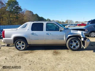 2011 Chevrolet Avalanche LTZ with VIN 3GNMCGE01BG331489, listed as a IAAI auction lot 40914760 with 1 mi miles. Bid and sale history available at carsss.com. Image 14.