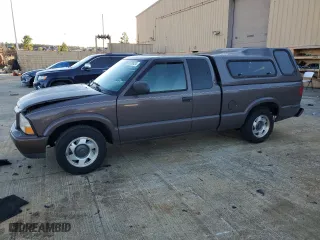 2000 GMC Sonoma SLS w/1SF Pkg with VIN 1GTCS1955Y8226155, listed as a Copart auction lot 83220424 with 87,604 mi miles and Salvage Title. Bid and sale history available at carsss.com. Image 1.