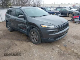 2017 Jeep Cherokee Latitude z VIN 1C4PJMCS1HW521429, wystawiony jako IAAI lot #41286914 z przebiegiem 153 855 mil mil oraz . Historia ofert i sprzedaży dostępna na DreamBid. Obrazek 1.