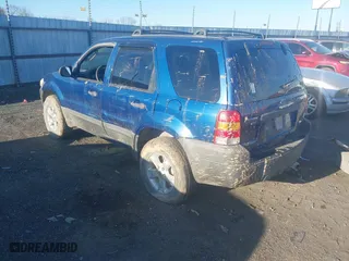 2007 Ford Escape XLT with VIN 1FMYU93117KA03886, listed as a IAAI auction lot 41783932 with 251,969 mi miles. Bid and sale history available at carsss.com. Image 3.