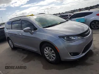 2017 Chrysler Pacifica Touring L with VIN 2C4RC1BG2HR552731, listed as a Copart auction lot 75826124 with Not Provided miles and Salvage Title. Bid and sale history available at DreamBid. Image 4.