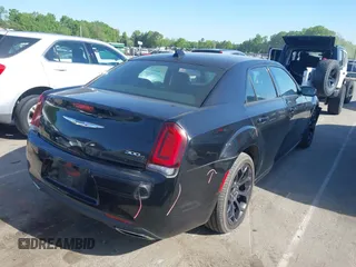 2019 Chrysler 300 S z VIN 2C3CCABG8KH628668, wystawiony jako IAAI lot #42060870 z przebiegiem 86 694 mil mil oraz . Historia ofert i sprzedaży dostępna na DreamBid. Obrazek 4.