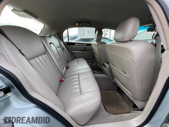 2007 Lincoln Town Car Signature z VIN 1LNHM81V07Y611332, wystawiony jako Copart lot #83524084 z przebiegiem 68 349 mil mil oraz Czysty tytuł • Clean title. Historia ofert i sprzedaży dostępna na DreamBid. Obrazek 6.
