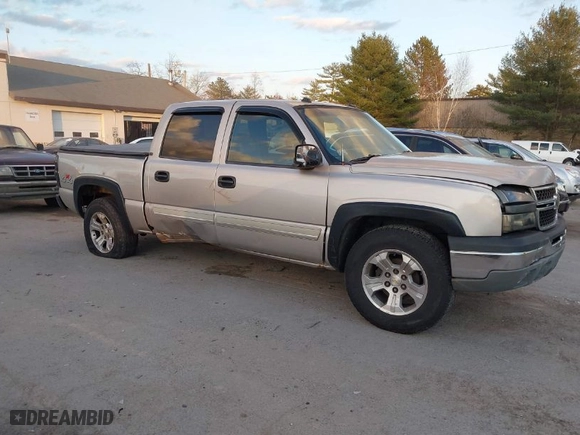 2004 Chevrolet Silverado 1500 Crew Cab LT with VIN 2GCEK13T241431946, listed as a IAAI auction lot 40905612 with 235,432 mi miles. Bid and sale history available at carsss.com. Image 1.