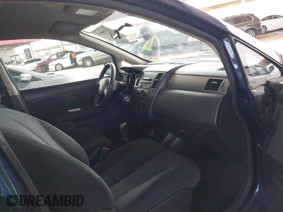 2012 Nissan Versa S z VIN 3N1BC1CPXCK258122, wystawiony jako IAAI lot #42164469 z przebiegiem 64 594 mil mil oraz . Historia ofert i sprzedaży dostępna na DreamBid. Obrazek 5.