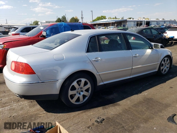 2004 Volkswagen Phaeton V8 z VIN WVWAF63D348008461, wystawiony jako Copart lot #75664804 z przebiegiem 207 769 mil mil oraz Szkoda całkowita • Salvage title. Historia ofert i sprzedaży dostępna na DreamBid. Obrazek 3.