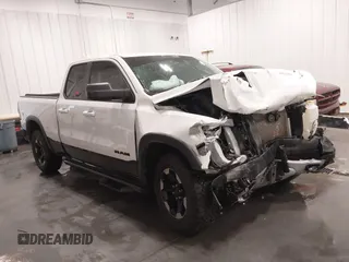2020 Ram 1500 Rebel z VIN 1C6SRFET1LN281325, wystawiony jako IAAI lot #41513470 z przebiegiem 49 012 mil mil oraz . Historia ofert i sprzedaży dostępna na DreamBid. Obrazek 1.