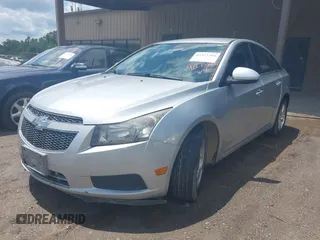 2014 Chevrolet Cruze 1LT z VIN 1G1PC5SB9E7349120, wystawiony jako IAAI lot #42273366 z przebiegiem 176 666 mil mil oraz . Historia ofert i sprzedaży dostępna na DreamBid. Obrazek 2.