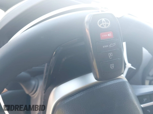 2024 Toyota Highlander XLE z VIN 5TDAAAB51RS058547, wystawiony jako IAAI lot #41967637 z przebiegiem 13 191 mil mil oraz . Historia ofert i sprzedaży dostępna na DreamBid. Obrazek 11.