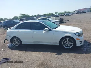 2013 Mercedes-Benz C 300 Sport z VIN WDDGF8AB9DR295926, wystawiony jako IAAI lot #42256993 z przebiegiem 217 669 mil mil oraz . Historia ofert i sprzedaży dostępna na DreamBid. Obrazek 13.