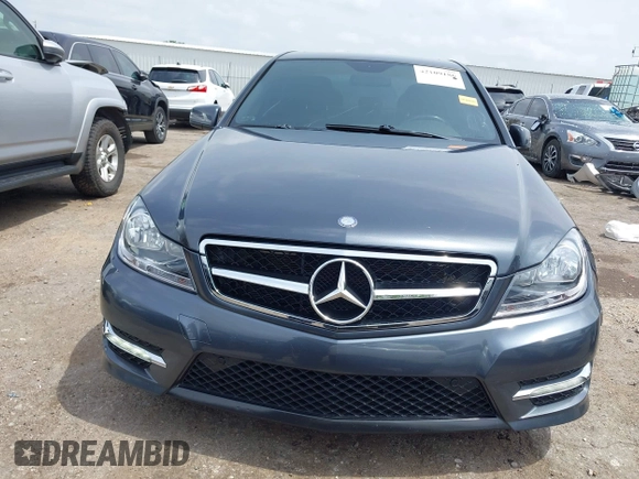 2013 Mercedes-Benz C 250 Sport z VIN WDDGF4HB5DA781713, wystawiony jako IAAI lot #42109186 z przebiegiem 142 167 mil mil oraz . Historia ofert i sprzedaży dostępna na DreamBid. Obrazek 12.