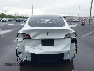 2020 Tesla Model Y Long Range z VIN 5YJYGDEE3LF043800, wystawiony jako IAAI lot #41590220 z przebiegiem 62 341 mil mil oraz . Historia ofert i sprzedaży dostępna na DreamBid. Obrazek 17.