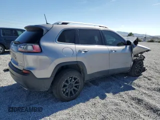 2019 Jeep Cherokee Latitude z VIN 1C4PJLCXXKD278468, wystawiony jako Copart lot #55064395 z przebiegiem 84 945 mil mil oraz Szkoda całkowita • Salvage title. Historia ofert i sprzedaży dostępna na DreamBid. Obrazek 3.