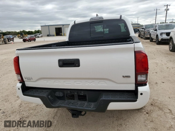 2018 Toyota Tacoma SR5 z VIN 5TFAZ5CNXJX065932, wystawiony jako Copart lot #52046845 z przebiegiem 61 980 mil mil oraz Szkoda całkowita • Salvage title. Historia ofert i sprzedaży dostępna na DreamBid. Obrazek 6.