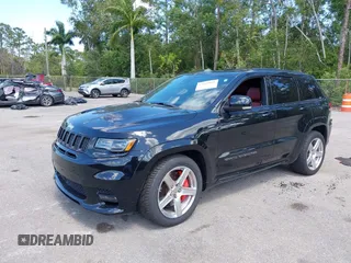 2017 Jeep Grand Cherokee SRT z VIN 1C4RJFDJ8HC653924, wystawiony jako IAAI lot #42108099 z przebiegiem 61 560 mil mil oraz . Historia ofert i sprzedaży dostępna na DreamBid. Obrazek 2.
