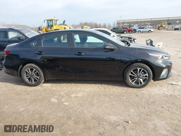 2024 Kia Forte LXS z VIN 3KPF24AD5RE840129, wystawiony jako IAAI lot #41824131 z przebiegiem 4 705 mil mil oraz . Historia ofert i sprzedaży dostępna na DreamBid. Obrazek 13.